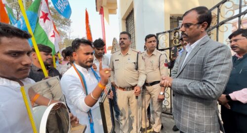 एनएसयूआई ने नुक्कड़ सभा व बाजे–गाजे के साथ अटल बिहारी वाजपेयी विश्वविद्यालय व उच्च शिक्षा विभाग को दिखाया आईना