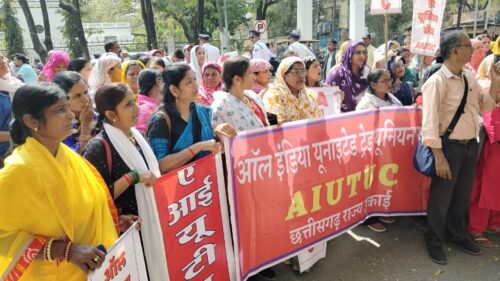 मितानिनों का हल्लाबोल सरकारी कर्मचारी का दर्जा और 10 हजार मानदेय की मांग, सीएम के नाम कलेक्टर को सौंपा ज्ञापन