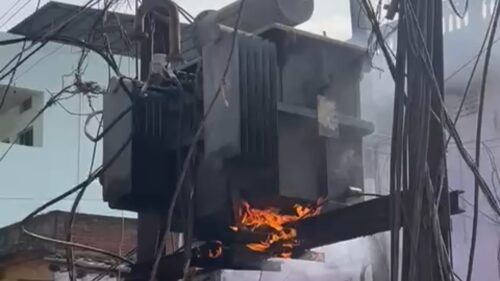कुड़ूदंड में ट्रांसफार्मर में आग बिजली आपूर्ति ठप फायर ब्रिगेड ने पाया काबू