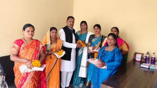 छत्तीसगढ़ योग आयोग के पूर्व सदस्य रविन्द्र सिंह ठाकुर जी ने महिला दिवस पर आंगनबाड़ी व सहायिका माता बहनों का सम्मान श्रीफल व साल भेंट कर किया