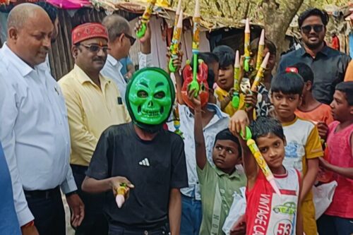 रंगों का पर्व होली हैं इस उपलक्ष्य में बुधवारी मुर्रा भट्टा के पास जरूरत मंद बच्चों को रंग, गुल्ला व पिचकारी का वितरण