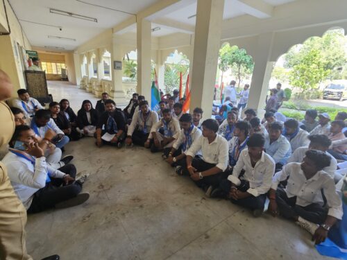 fir दर्ज कर जेल भेज कर छात्र हितों के इस आन्दोलन को दबा दिया जाये.3- या फिर हमारा आन्दोलन