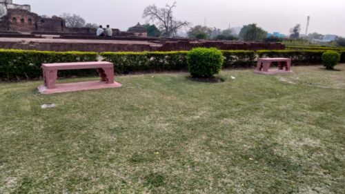 रतनपुर किले में सुविधाओं का विस्तार, पुराने निर्माण की गुणवत्ता पर उठे सवालनई व्यवस्था के साथ सड़कों व तालाब सौंदर्यीकरण कार्य जारी, बाउंड्री वॉल क्षतिग्रस्त होने से अवैध कब्जे की आशंका