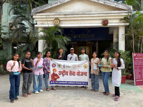 पक्षियों को दाना पानी ऐन .एस.एस .के वालिंटियर द्वारा