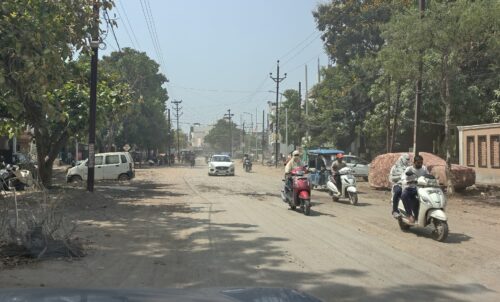 अशोकनगर–बिरकोना मार्ग बना अव्यवस्था की मिसाल: सड़क जर्जर, नाली घटिया, लाइट बंद—कांग्रेस ने दी आंदोलन की चेतावनी