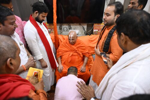 जनसेवा और आध्यात्म का संगम: सुशासन तिहार में समस्याओं का समाधान, स्वामी रामभद्राचार्य महाराज से अमर अग्रवाल ने लिया आशीर्वाद
