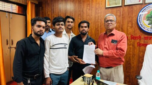 एनएसयूआई के सदस्यों ने कुलपति अटल बिहारी वाजपेई को सौपा ज्ञापन