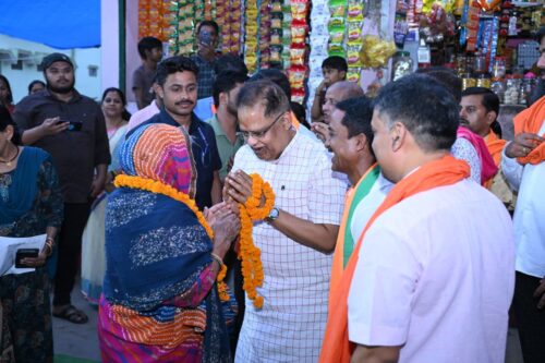 वार्ड 29 संजय गांधी नगर तार बाहर क्षेत्र में भाजपा वार्ड पार्षद प्रत्याशी उपचुनाव में कमल फूल छाप पर वोट देने की अपील,विधायक भी पहुंचे भाजपा प्रत्याशी के प्रचार में