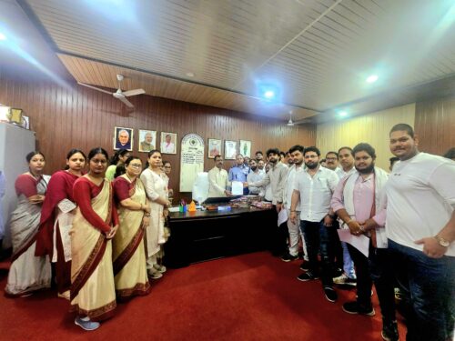 भारतीय राष्ट्रीय छात्र संगठन (NSUI) बिलासपुर द्वारा आज अटल बिहारी वाजपेयी विश्वविद्यालय बिलासपुर में एम.एड. के द्वितीय और चतुर्थ सेमेस्टर की परीक्षा की समय-सारिणी में बार-बार किए जा रहे बदलाव के विरोध में कुलसचिव तारणीश गौतम को ज्ञापन सौंपा गया।