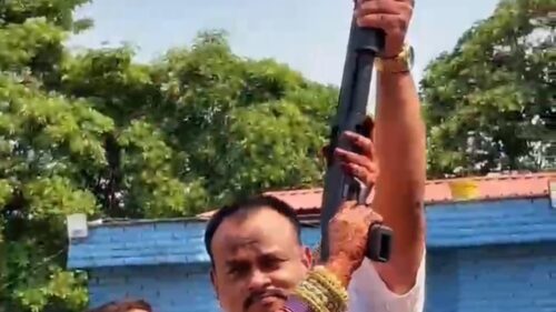 शादी समारोह में नहीं थम रही हर्ष फायरिंग वीडियो वायरल सत्ता दल से जुड़े रसूखदार उड़ा रहे कानून की धज्जियां