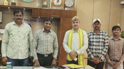 स्ट्रीट लाइट सहित विभिन्न मांगों को लेकर त्रिलोक श्रीवास ने निगम आयुक्त को सौंपा ज्ञापन