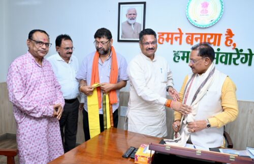 भारतीय मजदूर संघ के मध्य क्षेत्र प्रभारी सी वी राजेश जी के नेतृत्व में एक प्रतिनिधि मंडल माननीय विष्णु देव साय मुख्य मंत्री महोदय से मुलाकात कर प्रदेश के तीन लाख कर्मचारियों अधिकारियों की समस्याओं को लेकर गंभीरता से चर्चा