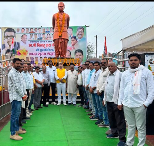 कांग्रेस नेता त्रिलोक चंद्र श्रीवास के साथ बेलतरा – बिलासपुर के सैकड़ो कांग्रेसजन स्व. बीसाहू दास महंत के श्रद्धांजलि कार्यक्रम में सम्मिलित हुए,