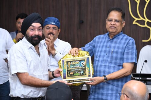 कौन बनेगा फुटबॉल सम्राट’ प्रतियोगिता के विजेताओं का अमर अग्रवाल ने किया सम्मान